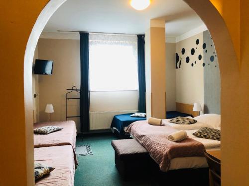 Cette chambre comprend 2 lits et une fenêtre. dans l'établissement Hotel Pankrac, à Prague