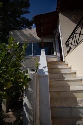 Το κτήριο όπου στεγάζεται  η παραθεριστική κατοικία