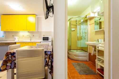 Kuchyň nebo kuchyňský kout v ubytování Room M