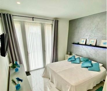 um quarto com uma cama com almofadas azuis em Casa T&G apartment, near Siena, in Chianti, Tuscany em Siena