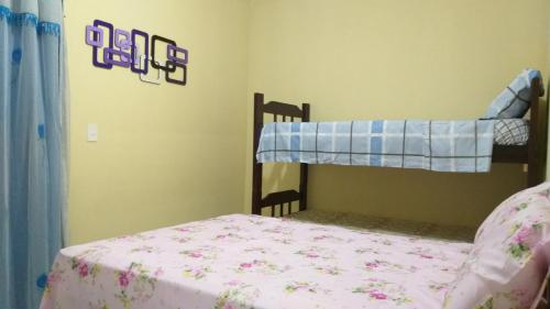 מיטה או מיטות קומותיים בחדר ב-Praia de Massaguaçu
