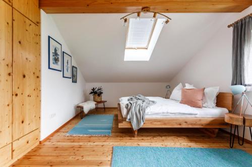 A bed or beds in a room at Ferienwohnung am Bründlweg