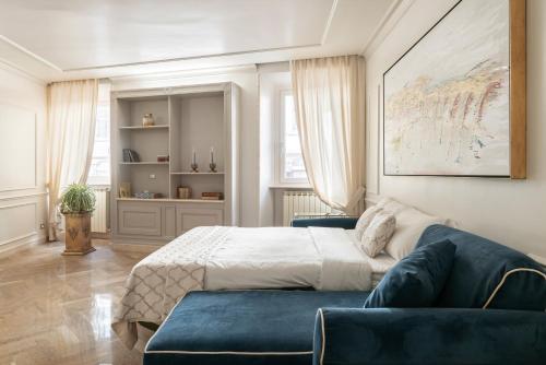 罗马BMGA l ViaPaola43 Palace的带一张大床和一张沙发的卧室