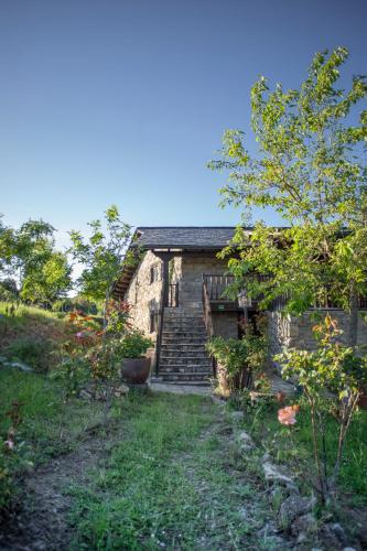 an old stone house with stairs in a yard at Rural Médulas Viviendas de uso turistico 2 y Casas rurales 2 in Las Médulas