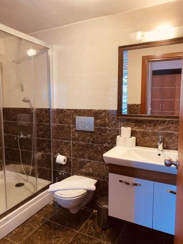 ein Badezimmer mit Toilette, Waschbecken und Dusche in der Unterkunft Diva Hotel in Marmaris