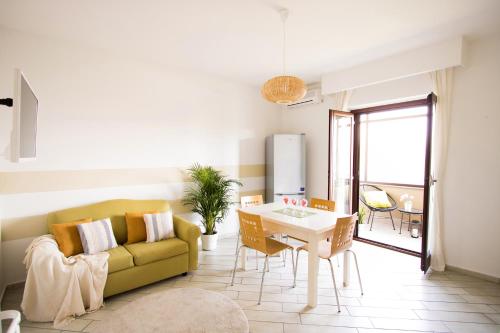 a living room with a couch and a table at Casa Vivienne in San Vitaliano 