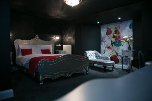 Un pat sau paturi într-o cameră la Bridge Park Hotel