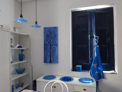 una stanza con un tavolo con piatti blu di Esclusiva a Favignana