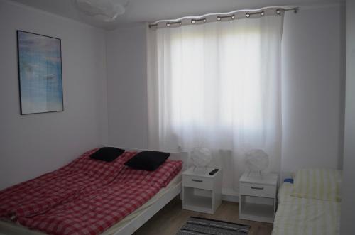 um quarto com uma cama e duas mesas de cabeceira em Apartamenty u Majki 2 em Frydman