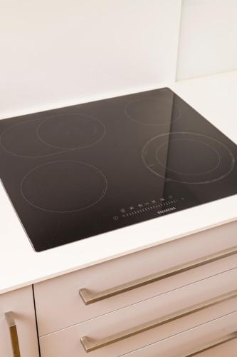a microwave oven sitting on top of a kitchen counter at Mint@Naschmarkt Premium Apartments in Vienna