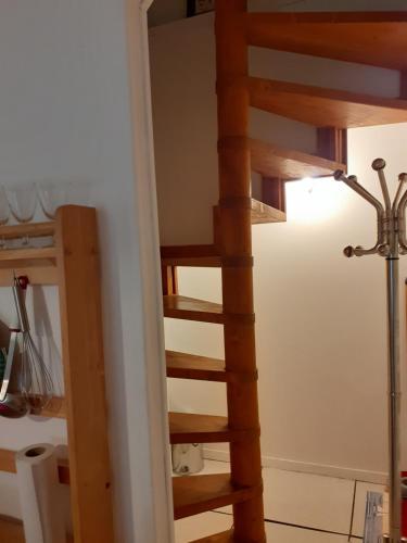 escalera de caracol en una habitación con lámpara en Petit Gîte des Augustins, en Monflanquin