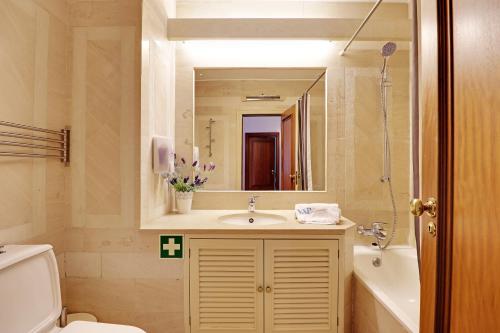 ヴィラモウラにあるAl charb vilamoura Apartmentのバスルーム(洗面台、トイレ、鏡付)