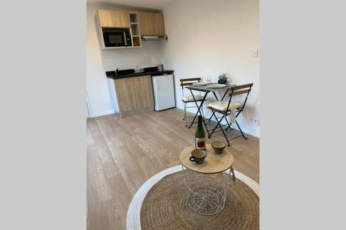 un salon avec une table et une cuisine dans l'établissement Beach Loft Ar Valum, à Clohars-Carnoët