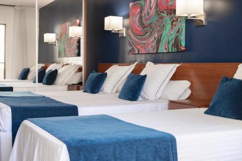 Postel nebo postele na pokoji v ubytování Hotel Jaime I
