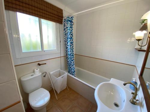 トレリャ・デ・モングリにあるDaró 2D 167 Mas Pinellのバスルーム(トイレ、洗面台、バスタブ付)