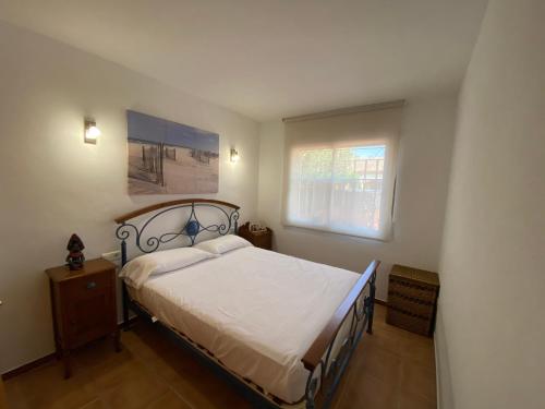 トレリャ・デ・モングリにあるDaró 2D 167 Mas Pinellのベッドルーム(ベッド1台、窓付)