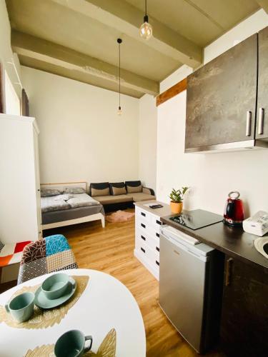 Dapur atau dapur kecil di Filosoofi 1 Studio Apartments