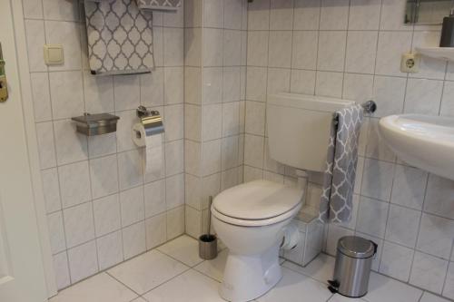 a bathroom with a toilet and a sink at Ferienhaus an der Grenze zu Hamburg Zentrale Lage in Neu Wulmstorf