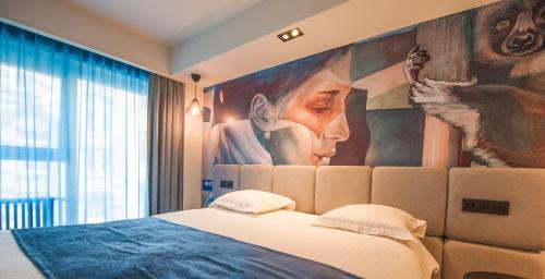 - une chambre avec un grand tableau au-dessus d'un lit dans l'établissement Ostend Hotel, à Ostende