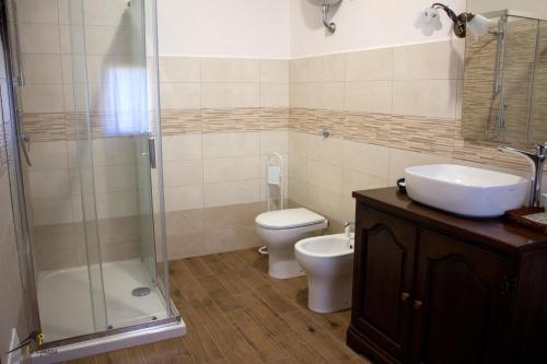 uma casa de banho com um WC, um lavatório e um chuveiro em La Gazza em Viterbo