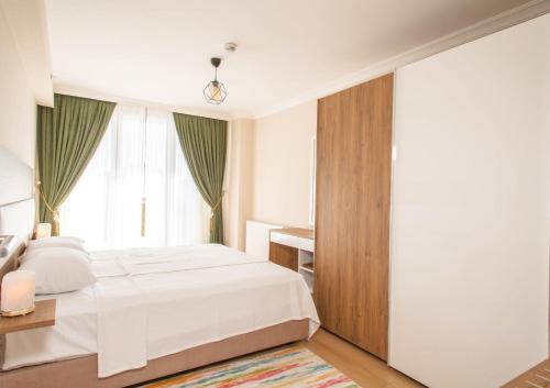 una camera con un letto bianco e una finestra di Emin Residence a Istanbul