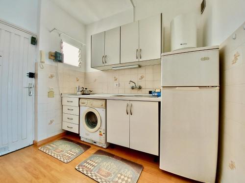 拉克魯斯的住宿－OceanView II by TOR，厨房配有冰箱和洗衣机。