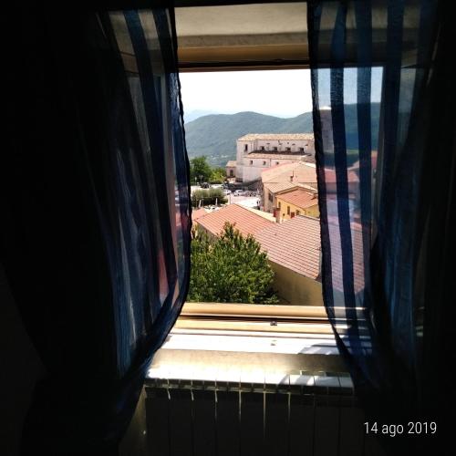 ventana en una habitación con vistas a la ciudad en Il Borgo 38 en Scapoli