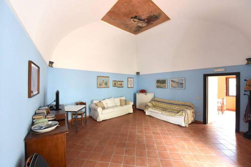 un soggiorno con 2 letti e un tavolo di Casa Annalí - House and garden by the Amalfi Coast a Maiori