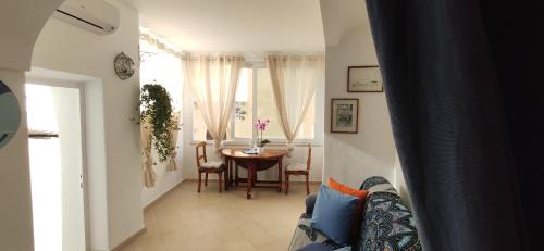 - un salon avec un canapé et une table dans l'établissement La Casetta e Mammà, à Positano
