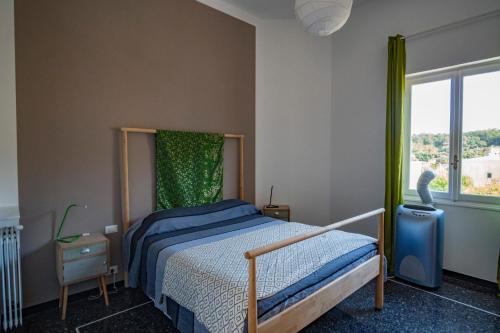 Schlafzimmer mit einem Bett und einem Fenster in der Unterkunft Tui Beds in Arenzano