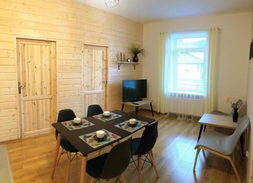 TV a/nebo společenská místnost v ubytování Urokliwy Apartament