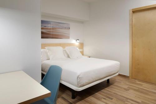 Tempat tidur dalam kamar di Apartamentos Isaga