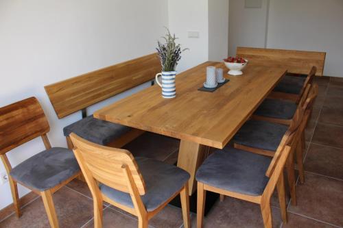 a dining room table with chairs and a wooden table at Ferienwohnung Kapplermühle in Bautzen