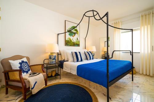 アルマカオ・デ・ペラにあるCasa Bianca 2のベッドルーム1室(ベッド1台、椅子付)