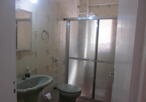 e bagno con doccia, servizi igienici e lavandino. di Apartamento Praia Grande- SP Vila Tupi a Praia Grande