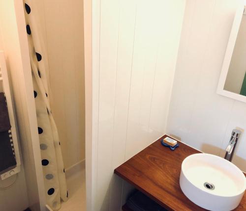 A bathroom at Logement Design à Loix-en-Ré - 2 étoiles - Centre Village