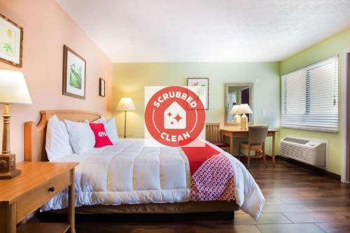 Llit o llits en una habitació de OYO Waterfront Hotel- Cape Coral Fort Myers, FL