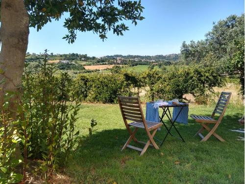two chairs and a table in the grass at Le Piracante in Caiazzo