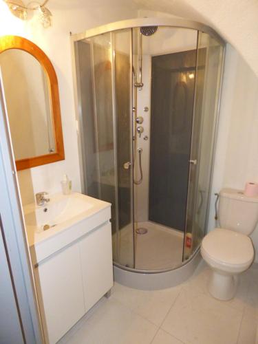 uma casa de banho com um chuveiro, um WC e um lavatório. em "Sous les Voûtes" -Garage privé optionnel -Centre historique-Plages à 21km ! em Pézenas