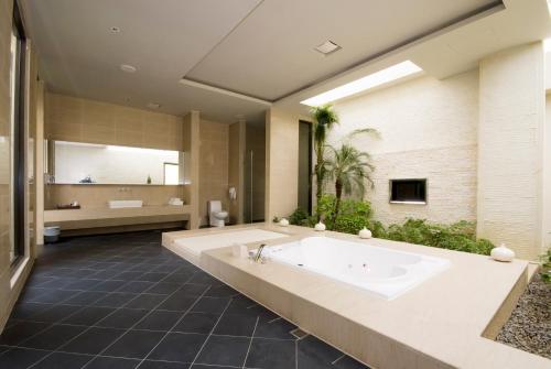 a large bathroom with a large tub in the middle at Harport Motel in Niaosong