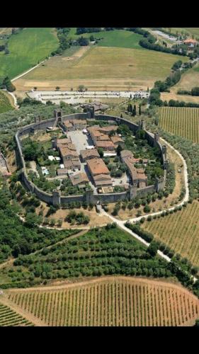 an aerial view of a farm with a field at Monteriggioni Castello in Monteriggioni