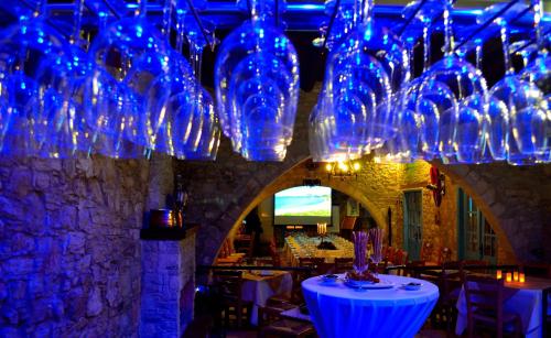 TV a/nebo společenská místnost v ubytování Omodos Katoi Holiday Homes