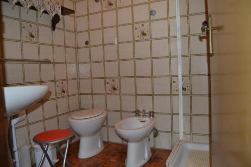 baño con 2 aseos y lavamanos en Aritzo appartamento romantico, en Aritzo