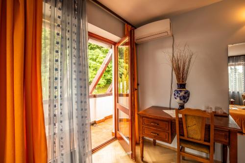 a room with a desk and a window at Pensiunea Serena in Cluj-Napoca