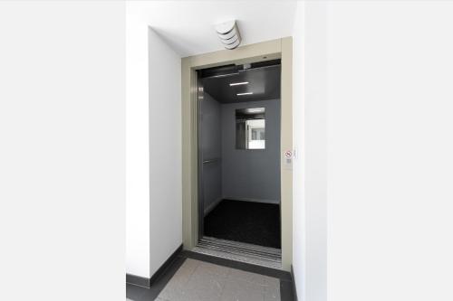a hallway with a door leading into a room at Wiener Eleganz l LF33 in Vienna