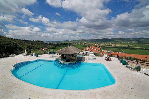une grande piscine au milieu d'un patio dans l'établissement Sporting Hotel San Felice, à Illasi