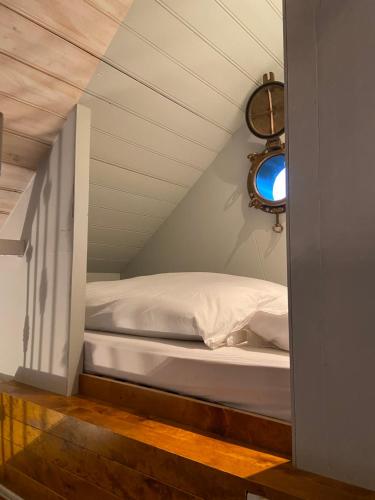 uma cama no sótão de uma casa em B&B De Lage Zwaluw em Lage Zwaluwe