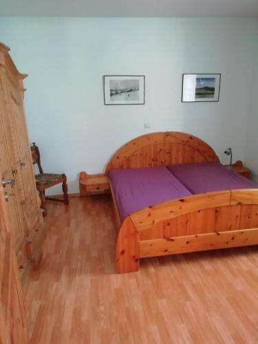 una camera con letto in legno e pavimento in legno di Wershofen/Eifel a Wershofen