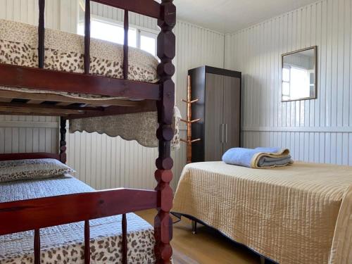 Ein Etagenbett oder Etagenbetten in einem Zimmer der Unterkunft Pousada Essência do Rosa