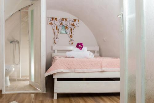 a small bedroom with a bed and a bathroom at Casutele verzi din Ocnele Mari in Ocnele Mari
